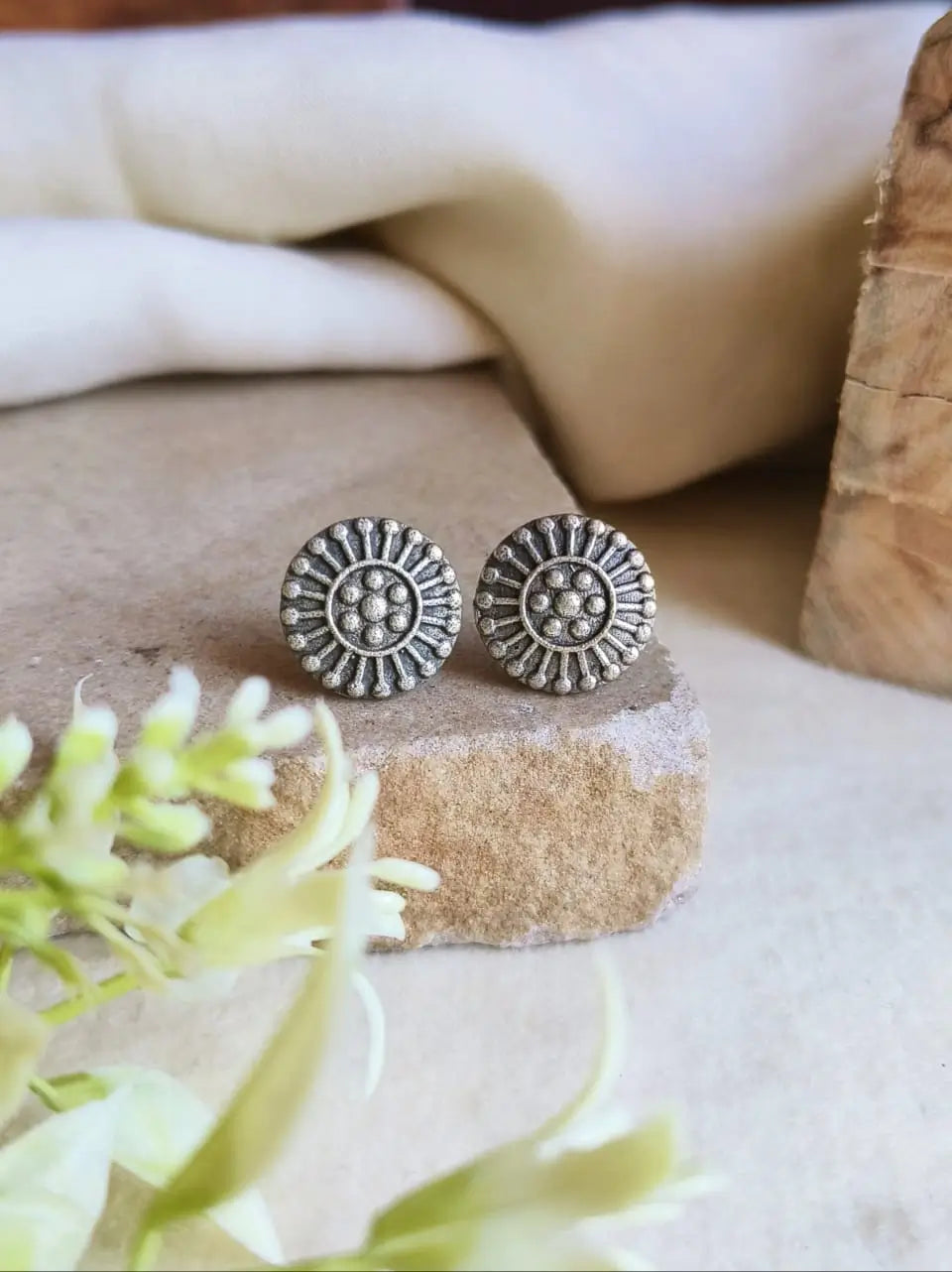 Pintosa Oxidized Stud